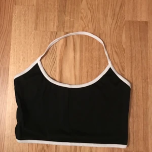  - Svart linne med vitt runt om. 80kr + frakt. 