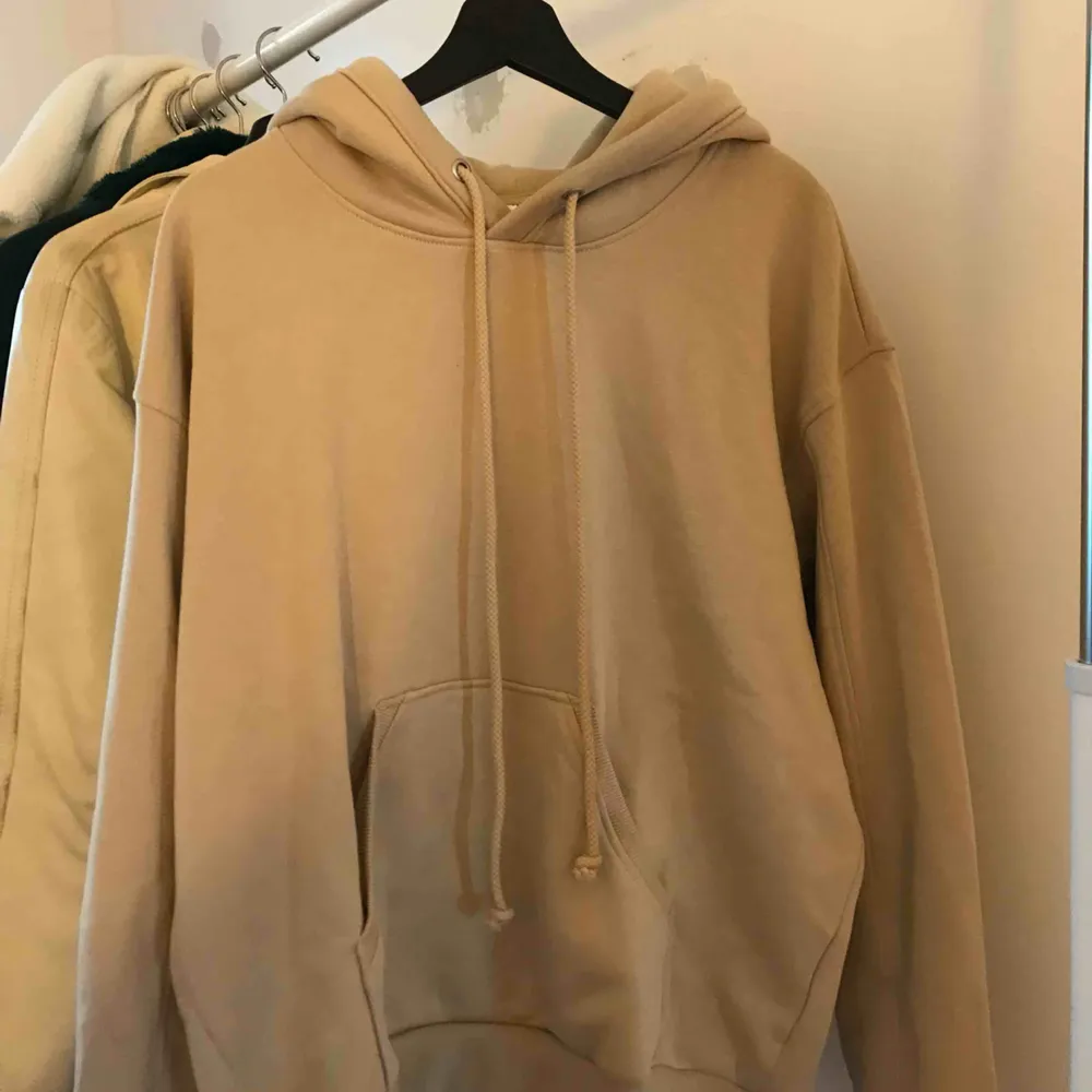 Supersnygg oversized hoodie från Weekday. Köpte för 300kr och  har aldrig använt den . Tröjor & Koftor.