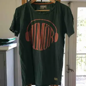 Snygg grön T-shirt från det svenska märket Humör