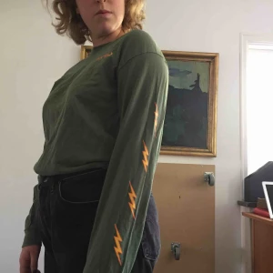  - WKNF longsleeve med snyggt tryck. Herrmodell, men snygg på alla.