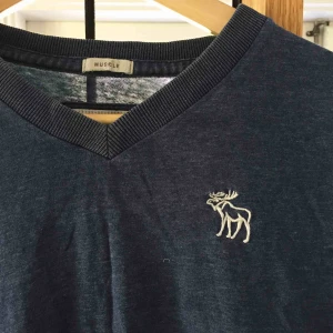  - Mörkblå T-shirt , v-ringad, inte särskilt använd.