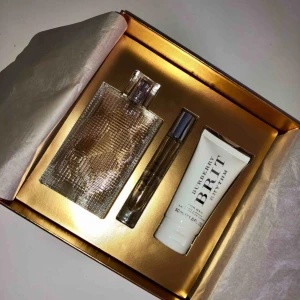  - Presentbox från Burberry. Innehåller en 50 ml parfym,  bodylotion och en rollerball. Jag har endast testat kitet men det kommer inte till användning! 