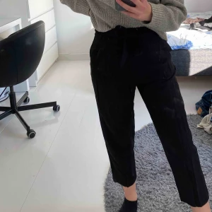  - Svarta kostymbyxor från zara med band och resår i midjan 