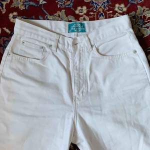 Högmidjade vita mom-jeans från ”Colours of the world” lite trasiga i knappen som sitter lite löst (tredje bilden) därav det billiga priset 