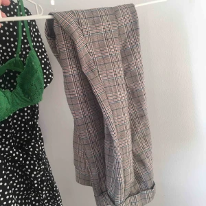  - Superfina rutiga byxor från Chiquelle, lite slitna i låren därav det låga priset Frakt tillkommer!💚
