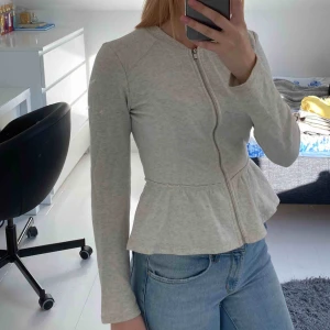  - Figursydd kofta/tröja från H&M med dragkedja fram