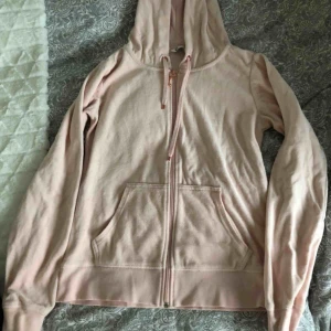  - Ljusrosa kofta i velour från Cubus😊 Väl använd! Alla plagg tvättas innan de fraktas och köparen står för frakten💕