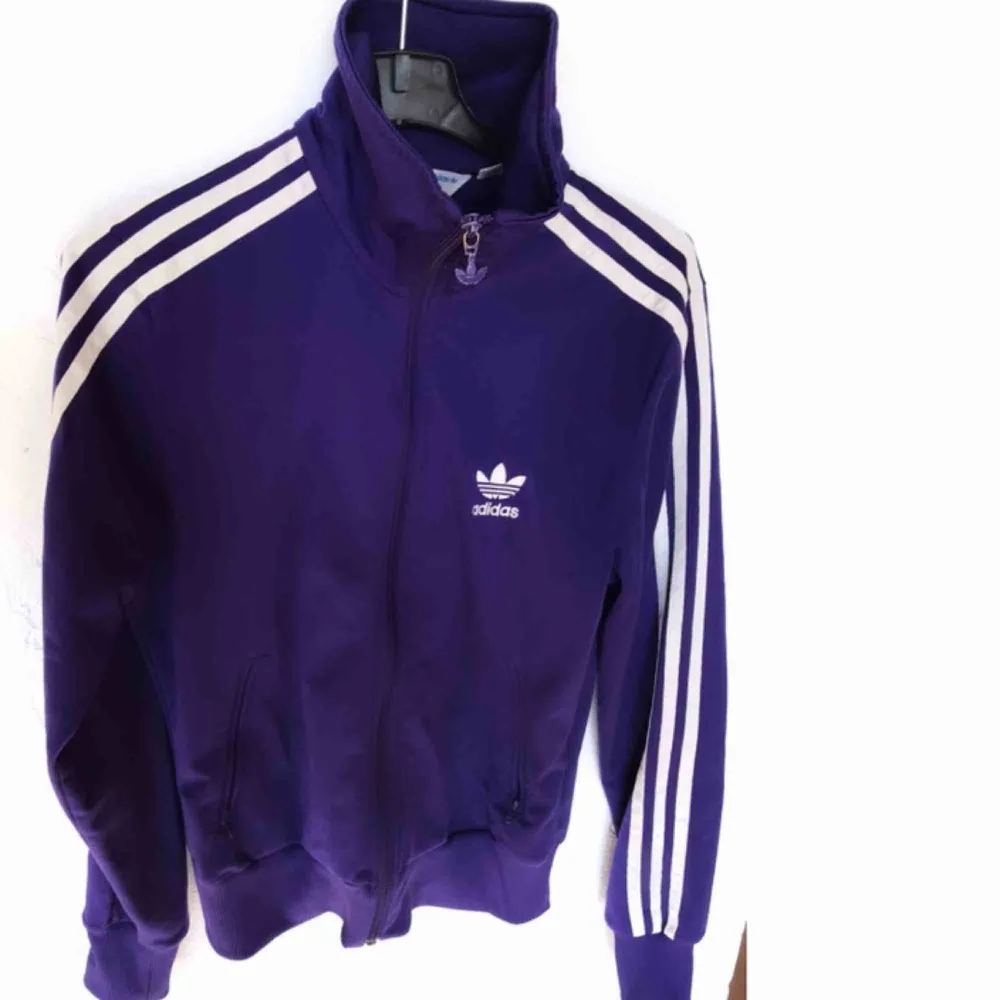 Adidaströja. Lila. Storlek S. Använd men i bra skick. Liten fläck på ärmen. . Hoodies.