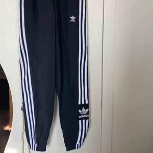  - Adidas Originals träningsbyxor från Zalando. Använda Max tre gånger, tycker inte det passar mig då jag är kort i växten, köparen står för frakt!