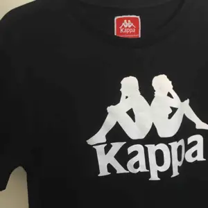 Trendig Kappa T-shirt som jag inte använder längre pga att det inte är min stil. Hoppas att den kan uppskattas mer av någon annan. Fraktar och då får köparen stå för frakten🐝