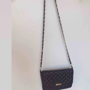  - Den lilla svarta 🖤  Smäck, festlig och svart väska. Använd men i bra skick. 