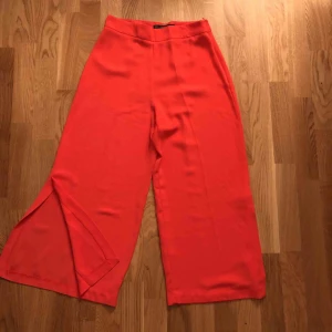  - Byxor från Zara. 3/4 med en slits som syns på första bilden. Höga i midjan. 