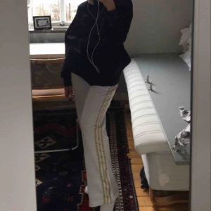  - Beroende på hur du vill ha fitten passar d från xs-m är själv s o dom har suttit lite baggy men inte mycket