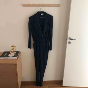  - By Marlene Birger jumpsuit. Superskönt och snyggt plagg. Mörkblått.