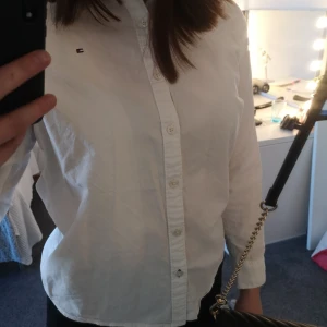 Tommy hilfiger skorta - Fin skotta som är använd fåtal gånger. Jag är 170.5 cm och är lite kort i ärmarna men annars sitter den perfekt. Strl 164. Smsa till 0703373834