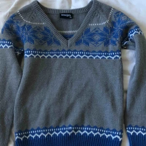  - Mysig stickat tröja. Inte så stretchig men passar xs-s! 💙