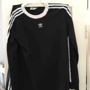  - En helt oanvänd adidaströja, säljes eftersomden inte kommer till användning. •Köparen står för frakt!