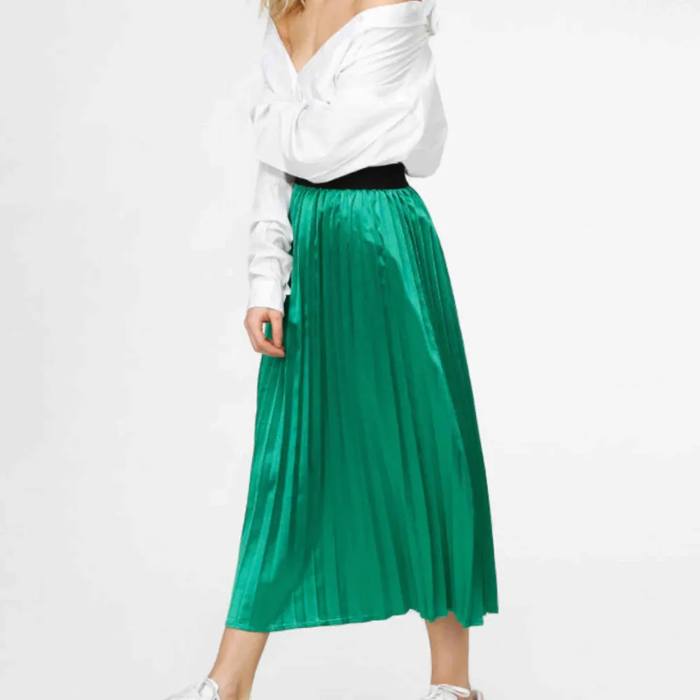 Säljer min gröna plisserade kjol från junkyard, då jag får ytterst liten användning för den. 💖💖. Kjolar.