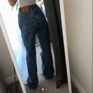Ett par snygga Levis jeans i modell 517. Dem är köpt här på Plick och bilderna är hennes! Byxorna är uppsydda i längden, storlek står ej men skulle gissa w26/27. 