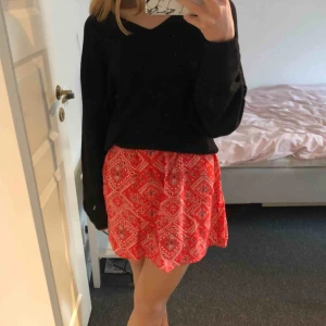 Röd klänning - Klänning från h&m med dragkedja och reglerbara band. Coolt mönster och superfint att ha en tröja över. Har i vanliga fall 34 och den passar mig super. Oanvänd och i nyskick. 