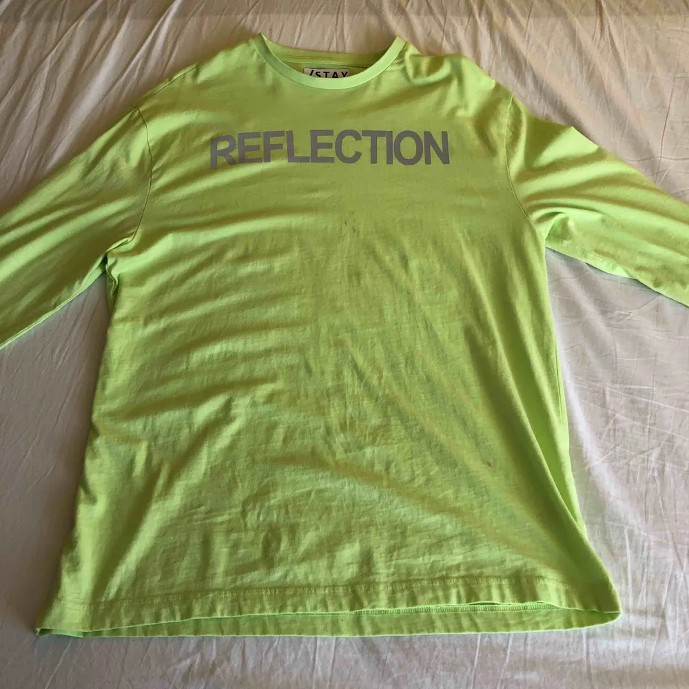 Hur ball tröja är inte detta!?  Långärmad neongrön tröja, ganska lång så kan användas till både byxor som tröja eller med cykelshorts under som en klänning! Trycket på bröstet reflekteras av ljus. Tröjor & Koftor.