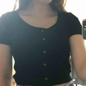  - Gullig tröja med små knappar som inte används längre. Fint skick. Frakt tillkommer. Materialet är ribbat!