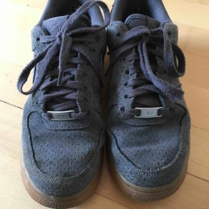  - Snygga nike air force i grå mocka! Sparsamt använda men fint skick! Kan mötas upp i Stockholm och annars står köparen för frakt! 
