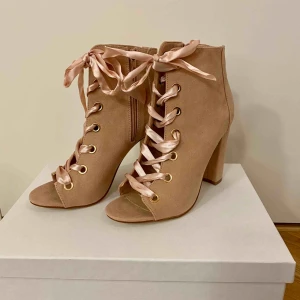 Oanvända klackar - Helt oanvända klackskor med sidenband fram samt dragkedja på sidan