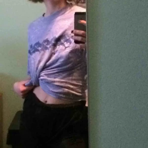  - Skön T-shirt med delfintryck från beyond retro. Storlek S-M