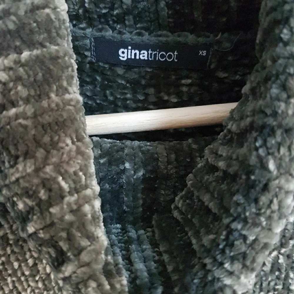 Stickad tröja i metalikgrön färg. Köpt från Gina Tricot. storlek XS. Långfit. Använt 1 gång bara, då jag upptäckte att jag hade en väldigt liknande tröja hemma.. Tröjor & Koftor.