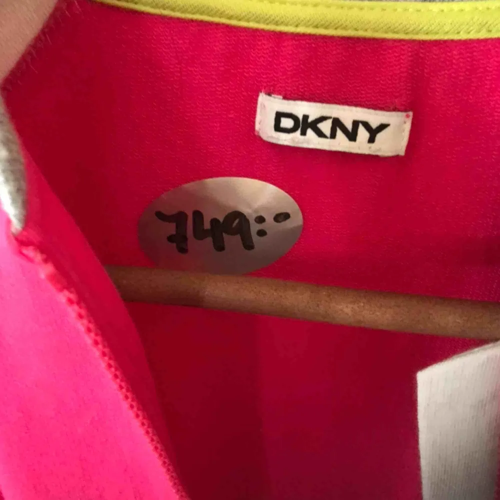 Helt ny tröja från Dkny  Nypris 750:-  . Tröjor & Koftor.
