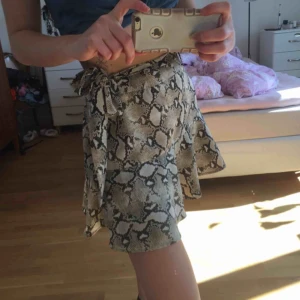  - Kjol från zara, nyskick, frakt ingår i priset. Kjolen har som shorts undertill så man ej behöver oroa sig för att visa nåt när man böjer sig :P :D 