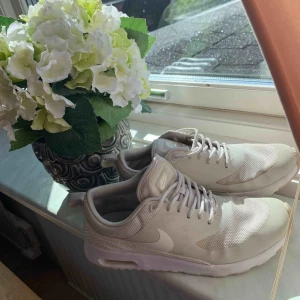  - vita/beiga nike sneakers , fint skick använda några gånger. 