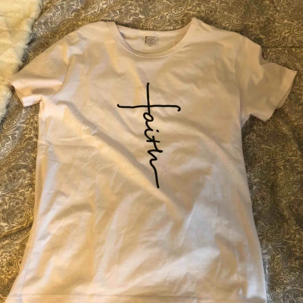 Vit t-shirt med tryck på framsidan i mitten som säger ”faith”🥵 Nästan aldrig använt så det är så gott som ny💕 Alla plagg tvättas innan de fraktas och köparen står för frakt. T-shirts.