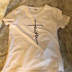Vit t-shirt med tryck på framsidan i mitten som säger ”faith”🥵 Nästan aldrig använt så det är så gott som ny💕 Alla plagg tvättas innan de fraktas och köparen står för frakt