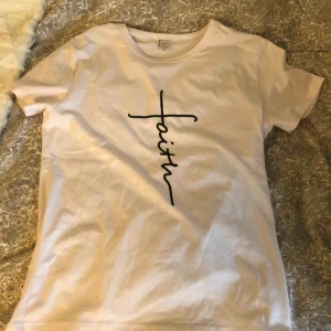  - Vit t-shirt med tryck på framsidan i mitten som säger ”faith”🥵 Nästan aldrig använt så det är så gott som ny💕 Alla plagg tvättas innan de fraktas och köparen står för frakt