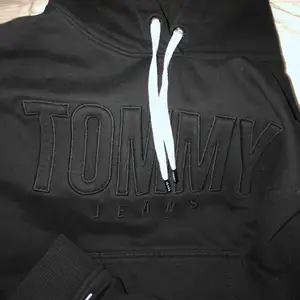 Svart hoodie i storlek XS/S från tommy hilfiger / tommy jeans Nypris- 1099 kr