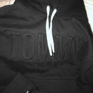  - Svart hoodie i storlek XS/S från tommy hilfiger / tommy jeans Nypris- 1099 kr