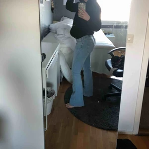  - Super duper snygga bootcut jeans från zara!  Storlek 40 men passar mig som är en 36/38  Längden är perfekt o passar mig som är 167 cm  Vid snabb affär 200kr Nypris:399 kr  Priset är inkluderat med frakten.