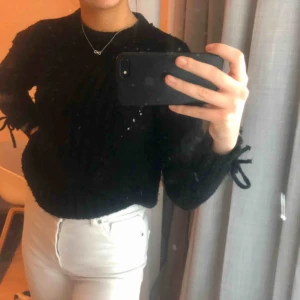  - Svart stickad tröja från BERSHKA i storlek XS.