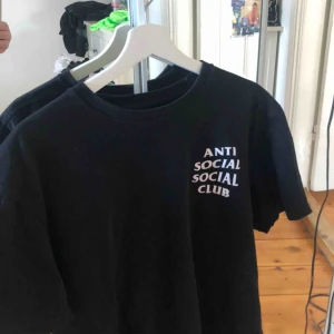  - Säljer nu min älskade anti social social club t-shirt, den är svart och så simpel och snygg! Självklart äkta, köpt för typ 1100 för 1 år sedan, priset är diskuterbart så kom med egna förslag💓