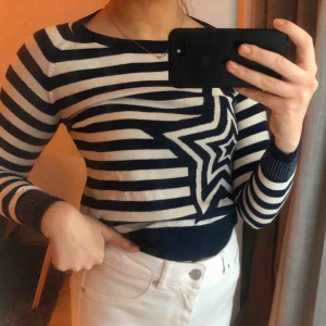  - Äkta Tommy hilfiger tröja i storlek XL(passar barn) 