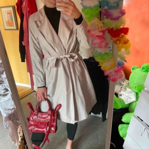  - Beige kappa med skärp! Den faller verkligen så otroligt fint naturligt. Perfekt vårkappa! Frakt: 40kr eller upphämtning i Gbg 