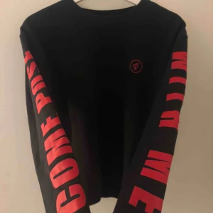  - Tröja men tryck på ärmarna. Stolek: S, bra skick! Knappt använd. Köparen står för frakt 