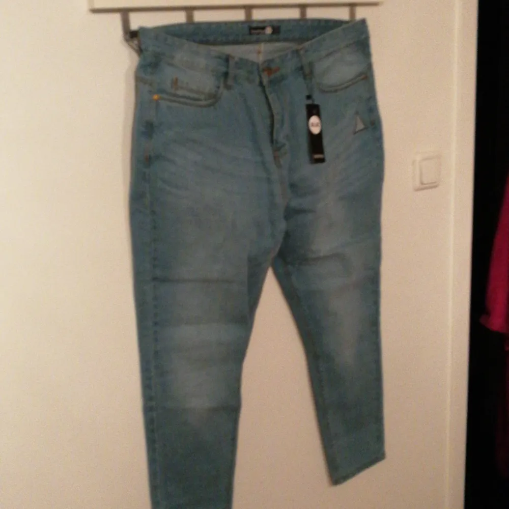 Oanvända mom jeans med hög midja mid blue. Köparen betalar frakten eller hämtas i Borlänge. . Jeans & Byxor.