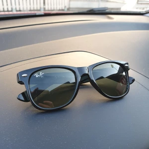 Svarta klassiska Rayban. - Nypris runt 1300kr. Skickas spårbart, frakt ingår i priset.