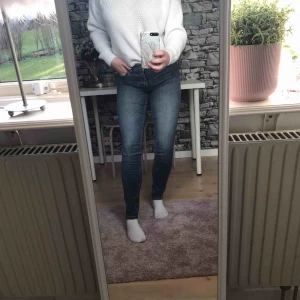  - Blåa jeans från monki som är sparsamt använda, rensar ut garderoben och det är därför de säljs. 