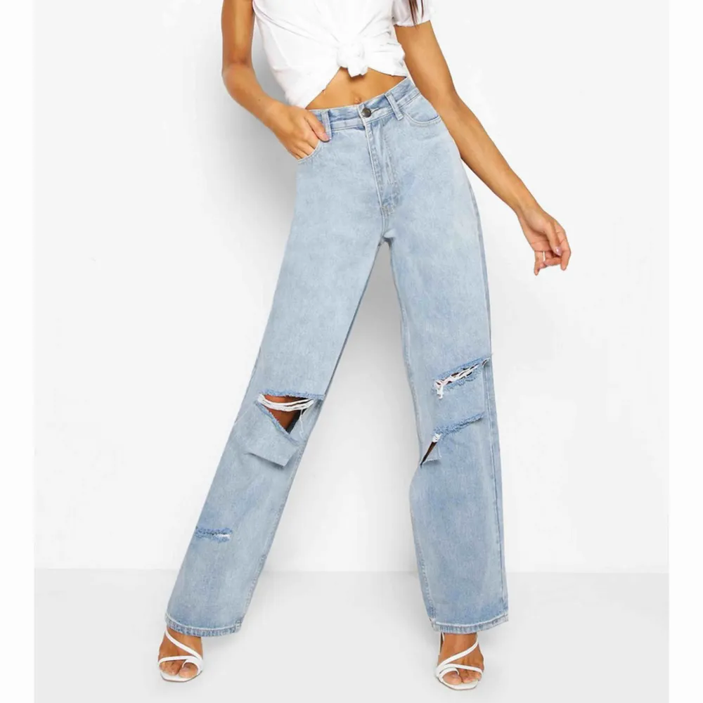 Säljer dessa jättefina och trendiga jeans ifrån booHoo då dem tyvärr inte var rätt storlek för mig🥰 . Jeans & Byxor.