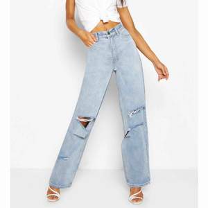 Säljer dessa jättefina och trendiga jeans ifrån booHoo då dem tyvärr inte var rätt storlek för mig🥰 