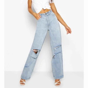  - Säljer dessa jättefina och trendiga jeans ifrån booHoo då dem tyvärr inte var rätt storlek för mig🥰 